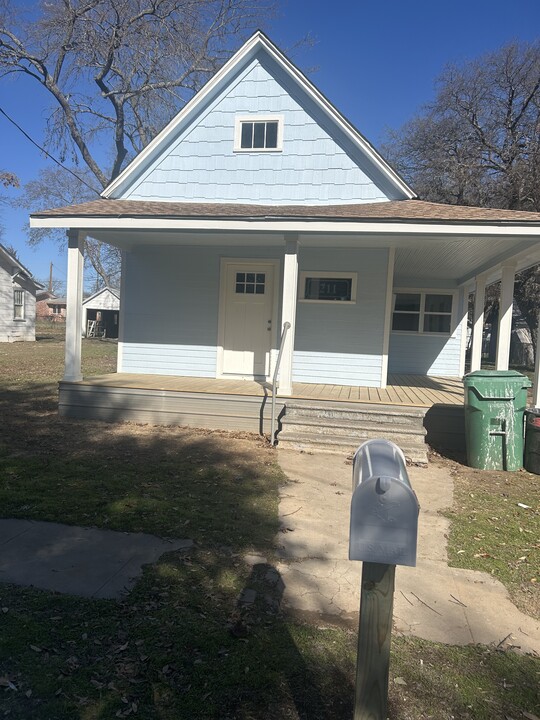 211 McClain St in Gainesville, TX - Building Photo