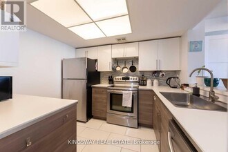 300 Webb Dr in Mississauga, ON - Building Photo - Building Photo