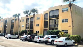 11485 Oakhurst Rd in Largo, FL - Building Photo