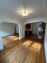 4442 N Oakland Ave in Shorewood, WI - Building Photo