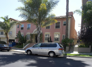 111 S Manhattan Pl in Los Angeles, CA - Building Photo - Building Photo