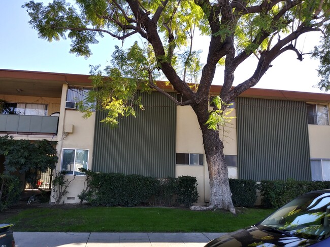 17900 Schoenborn St in Northridge, CA - Foto de edificio - Building Photo