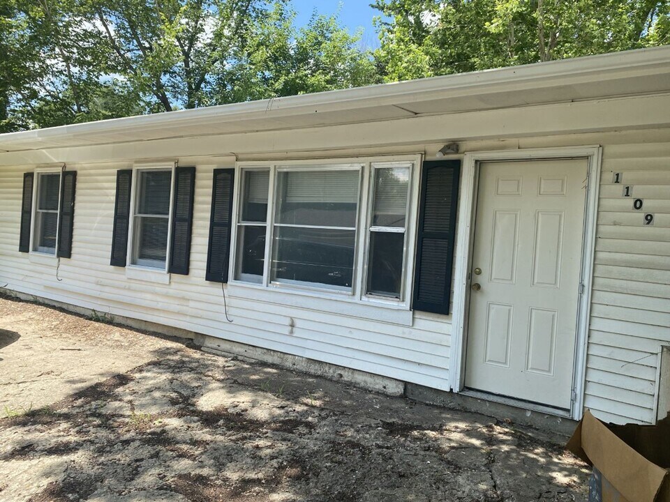 1109 Pine St in Eudora, KS - Building Photo