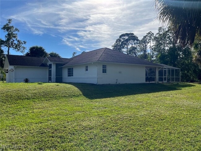 2111 23rd St SW in Naples, FL - Foto de edificio - Building Photo
