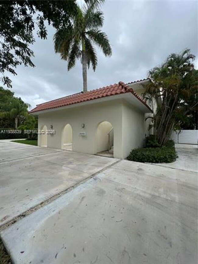 9210 SW 73rd Avrd in Pinecrest, FL - Building Photo - Building Photo