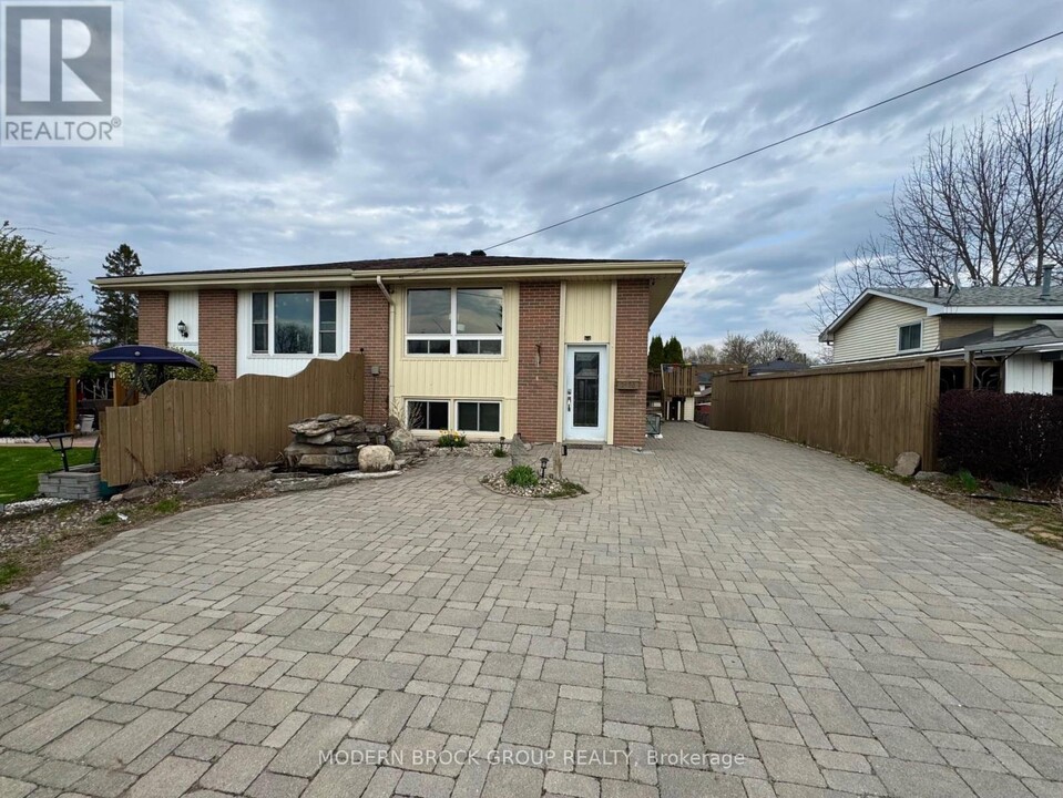 1493 Kensington Pkwy in Brockville, ON - Building Photo