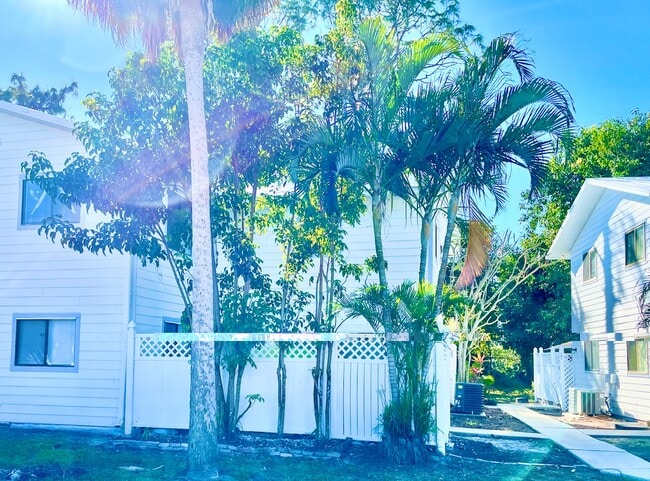 7695 Tamara Lee Ct in Ft. Myers, FL - Building Photo - Building Photo