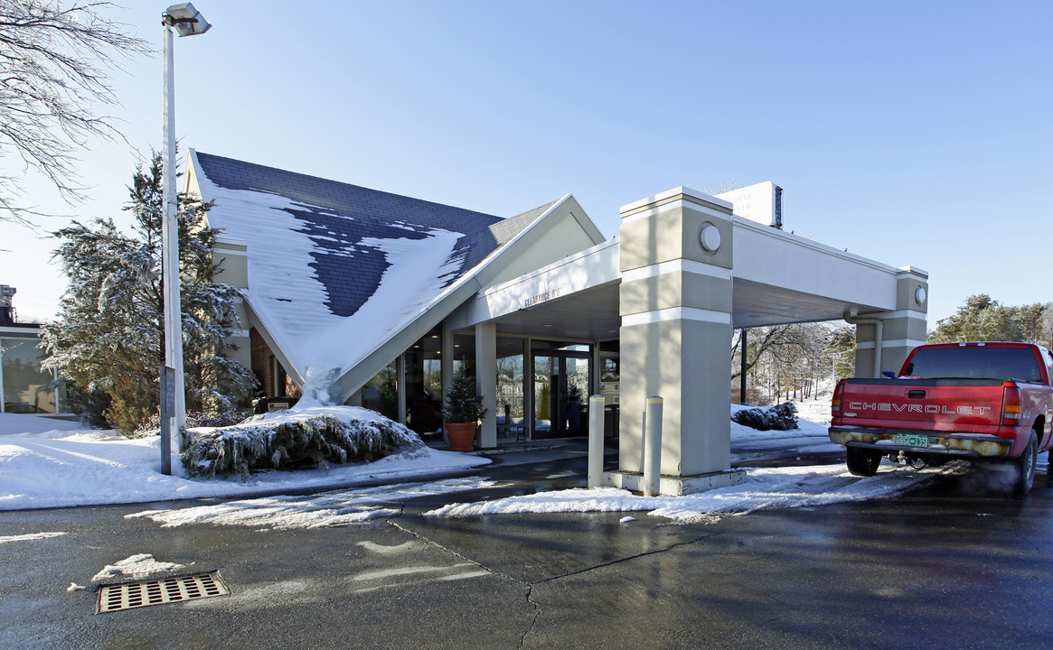 White River Inn & Suites in White River Junction, VT - Foto de edificio