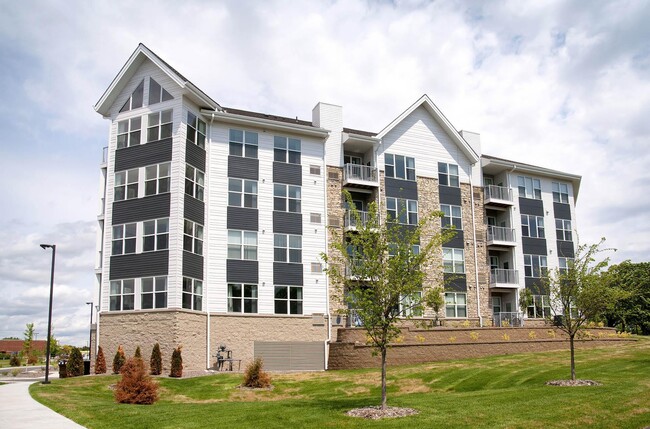 River North Apartments in Coon Rapids, MN - Foto de edificio - Building Photo