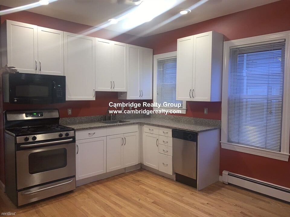 68 Kenmere Rd-Unit -# 1 in Medford, MA - Building Photo
