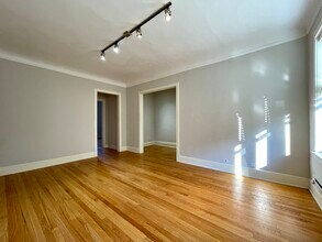 2329 N Rockwell St, Unit 3A in Chicago, IL - Building Photo - Building Photo