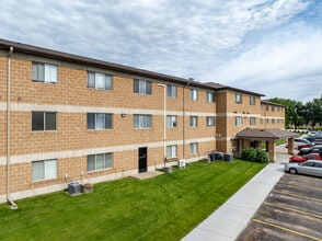 Gateway Apartments in Sioux Falls, SD - Building Photo - Building Photo