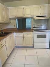 220 Lake Constance Dr in West Palm Beach, FL - Foto de edificio - Building Photo