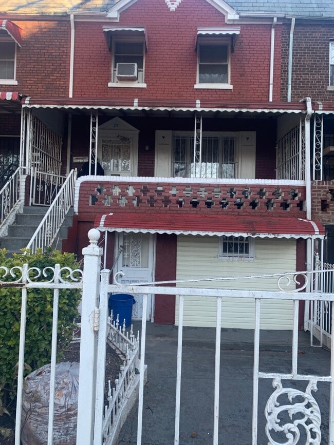 property at 35 E 53rd St