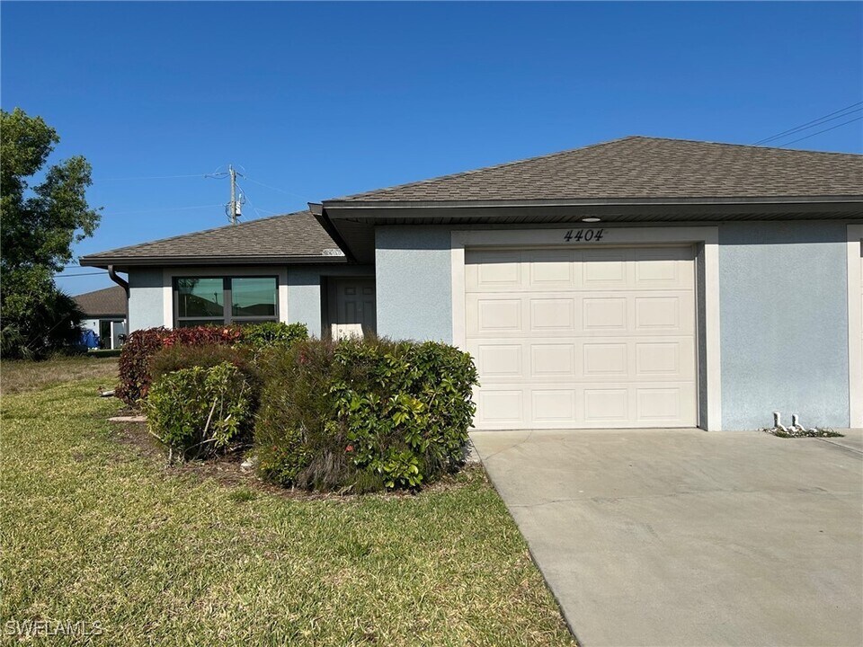 4404 SW 8th Pl in Cape Coral, FL - Building Photo