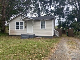 3931 Bearwood Ave in Charlotte, NC - Building Photo