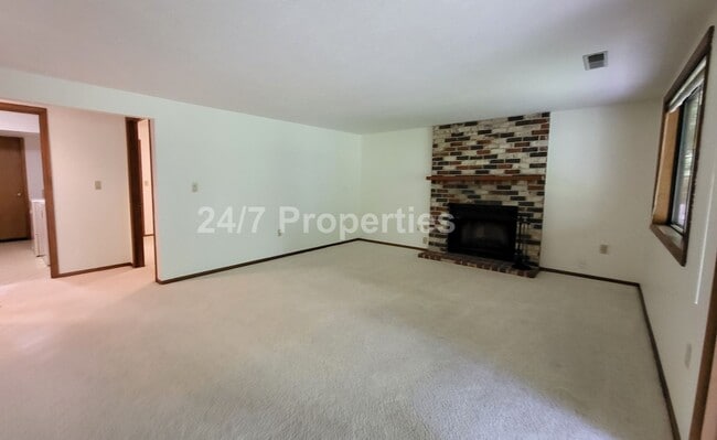 6677 Palomino Cir in West Linn, OR - Building Photo - Building Photo