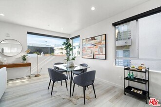 124 S Croft Ave-Unit -401 in Los Angeles, CA - Building Photo - Building Photo