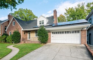 29-33-2212 212th St in Queens, NY - Building Photo