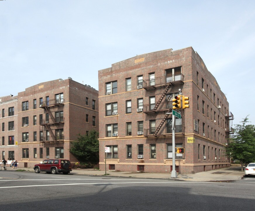 8402 4th Ave in Brooklyn, NY - Foto de edificio