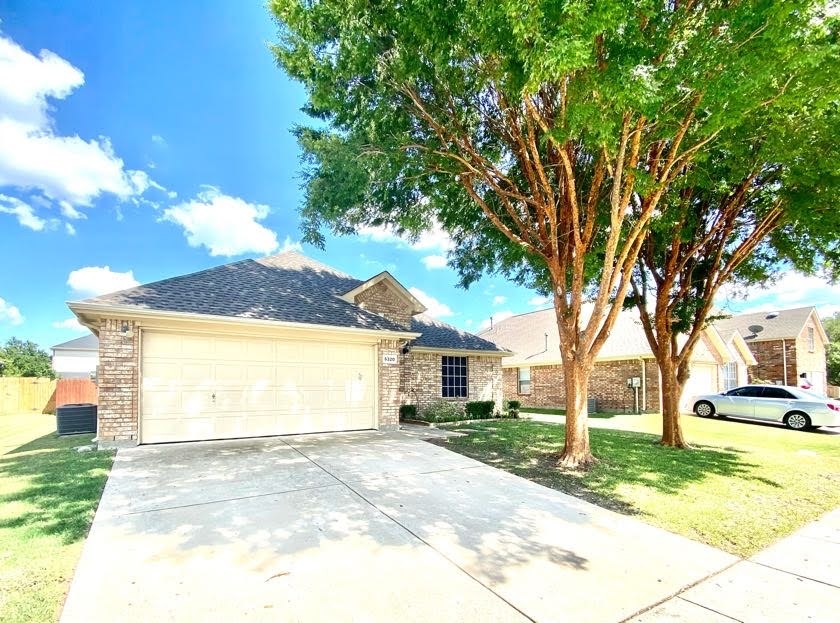 5320 Lake Garden Dr in Grand Prairie, TX - Building Photo