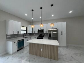 4829 29th St SW in Lehigh Acres, FL - Foto de edificio - Building Photo