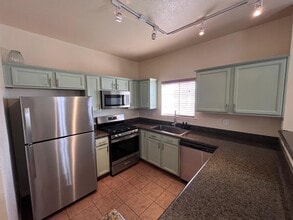 3150 N Yarbrough Dr, Unit E-2 in El Paso, TX - Building Photo - Building Photo