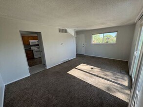 2596 Robin Rd in West Valley City, UT - Foto de edificio - Building Photo