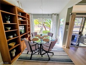 10105 Hunter Springs Dr in Las Vegas, NV - Building Photo - Building Photo