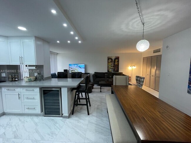 16919 N Bay Rd in Sunny Isles Beach, FL - Building Photo - Building Photo