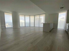 45 SW 9th St, Unit 3703 in Miami, FL - Foto de edificio - Building Photo