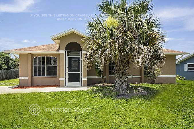 18472 Holly Rd in Ft. Myers, FL - Building Photo