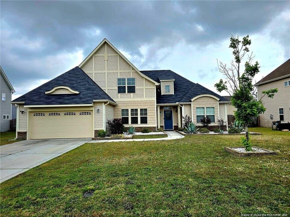 323 Nottingley Dr in Hope Mills, NC - Building Photo