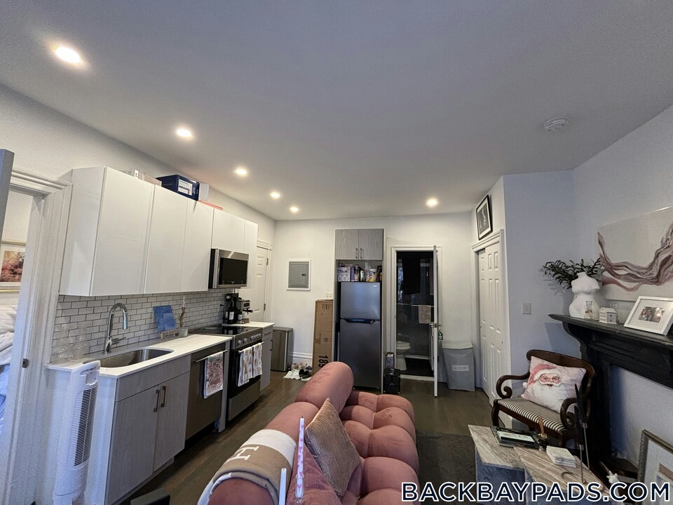225 Newbury St in Boston, MA - Building Photo