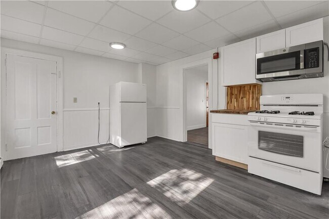 458 High St-Unit -2-L in Central Falls, RI - Building Photo - Building Photo