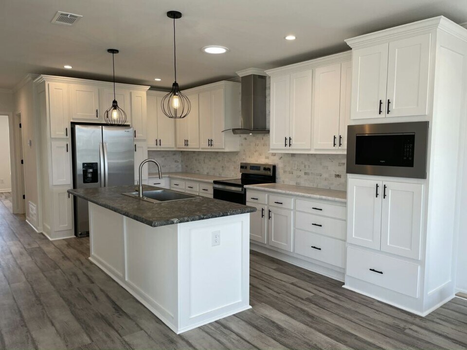 34815 Silver King Dr in Zephyrhills, FL - Building Photo