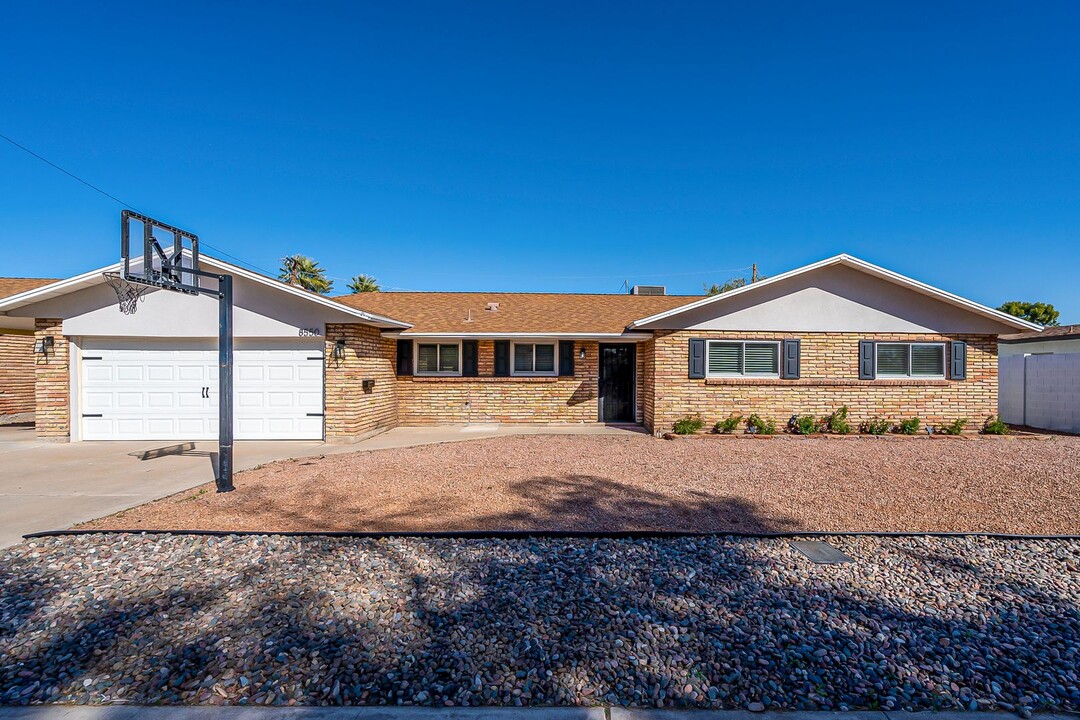 8550 E Montecito Ave in Scottsdale, AZ - Building Photo