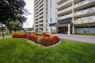 110 Inverlochy Boulevard in Markham, ON - Building Photo
