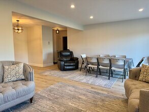 10385 Dearlove Rd in Glenview, IL - Building Photo - Building Photo