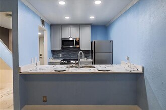6501 E Hill Dr in Austin, TX - Building Photo - Building Photo