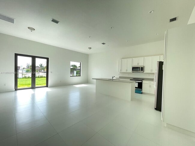 19447 SW 124th Ct in Miami, FL - Foto de edificio - Building Photo