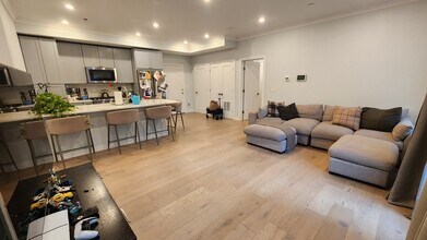 32 Cummins Hwy in Boston, MA - Building Photo - Building Photo