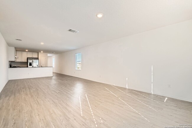 5196 Fowler Crst in Converse, TX - Foto de edificio - Building Photo