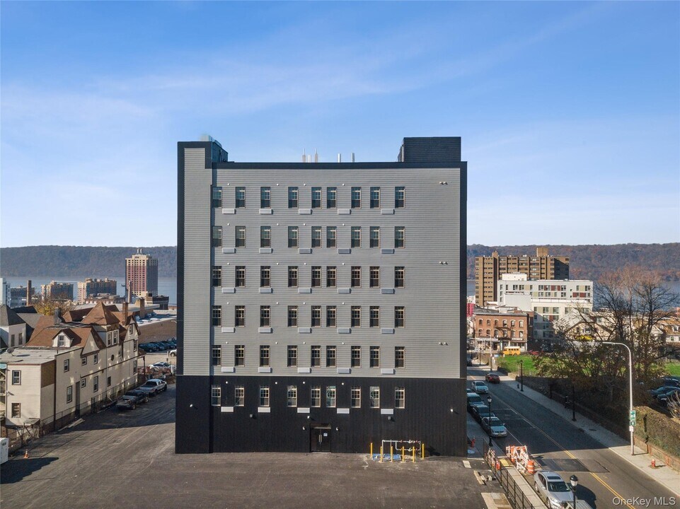 70 Ashburton Ave in Yonkers, NY - Building Photo