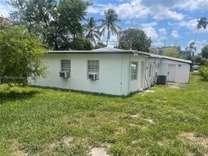 2329 NE 173rd St in North Miami Beach, FL - Building Photo - Building Photo