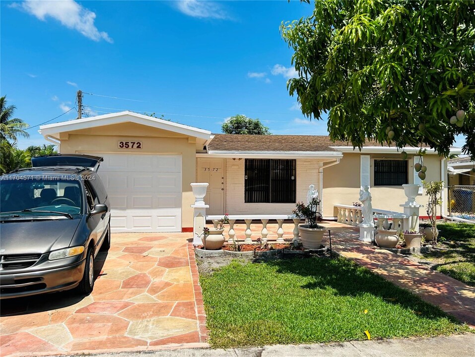 3572 NW 38th Terrace in Lauderdale Lakes, FL - Building Photo