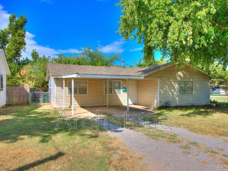 501 S Santa Fe Dr in Edmond, OK - Building Photo