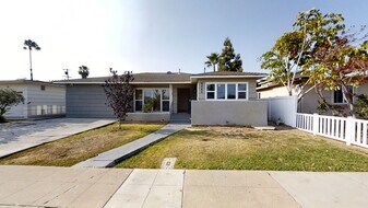 6242 Dorothy Dr in San Diego, CA - Building Photo