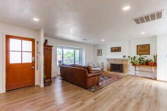 351 Village Run E in Encinitas, CA - Foto de edificio - Building Photo