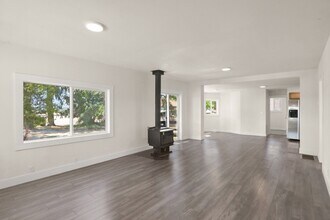 103 N Oak St in Canby, OR - Building Photo - Building Photo